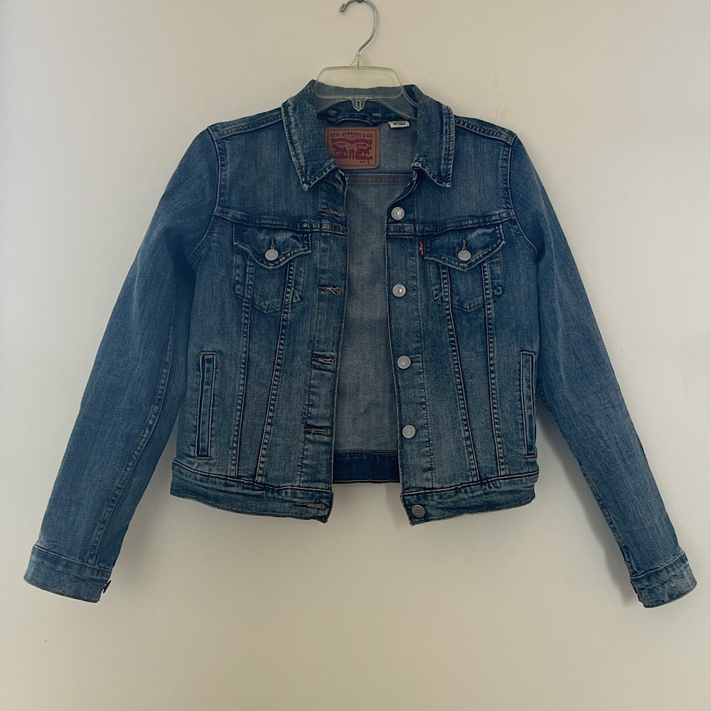 Levi’s denim jacket in Size Small. Great condition.